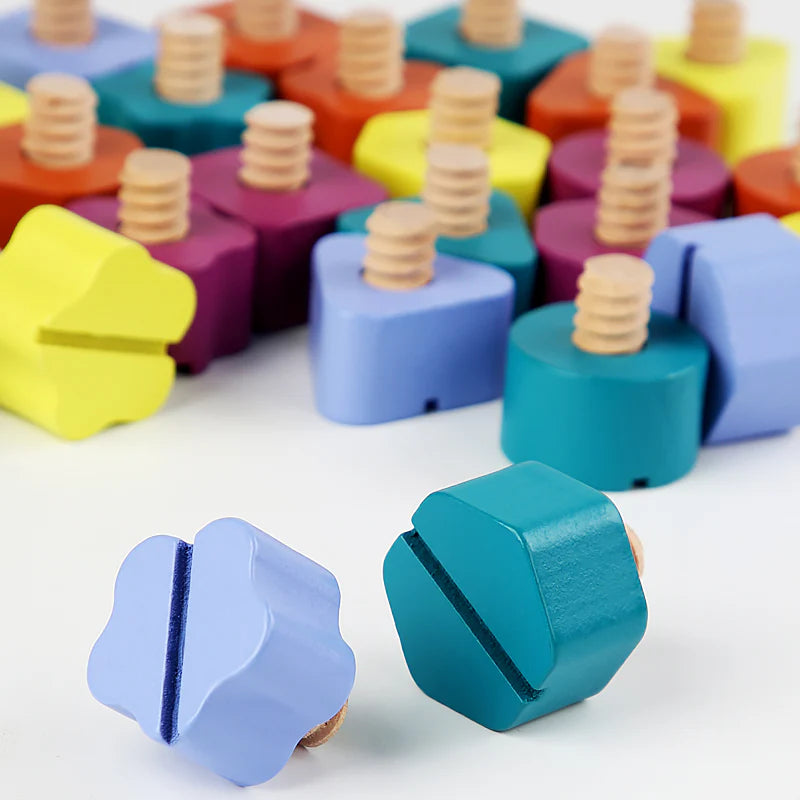 Feinmotorische Fähigkeiten spielerisch verbessern - Holz-Puzzlespiel mit Formen und Farben