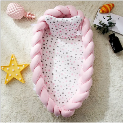 Babybett mit geflochtenem Rand - weiches Kuschelnest für Neugeborene