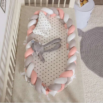 Babybett mit geflochtenem Rand - weiches Kuschelnest für Neugeborene
