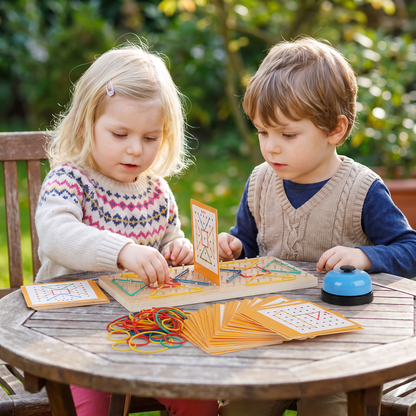 Montessori Holz-Geometrie-Duellspiel mit bunten Gummibändern