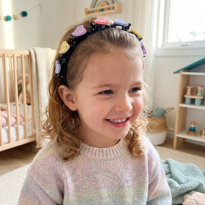 Niedliche Haarclips & Haarbänder für Mädchen mit Blumen-, Erdbeer- & Regenbogen-Anhängern