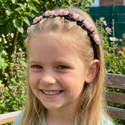 Niedliche Haarclips & Haarbänder für Mädchen mit Blumen-, Erdbeer- & Regenbogen-Anhängern