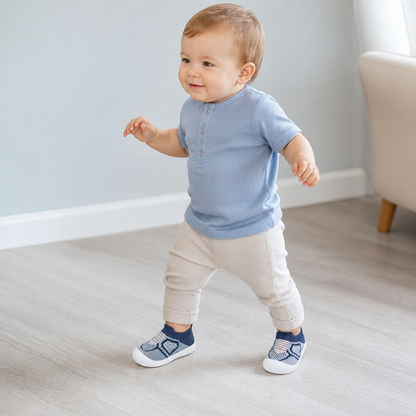 Weiche gestrickte Anti-Rutsch-Babyschuhe für die ersten Schritte