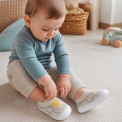 Weiche gestrickte Anti-Rutsch-Babyschuhe für die ersten Schritte