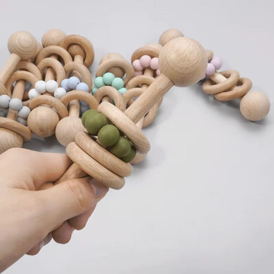 Baby Holzrassel mit Beißringen – Greifspielzeug zur Frühförderung & Zahnungshilfe
