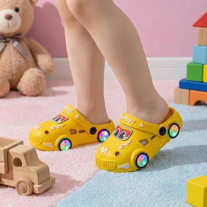 Leuchtende Auto-Kinderslipper – Badeschlappen mit rutschfester Sohle