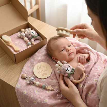 Neugeborenen Geschenkbox – Häkel-Tier Rassel, Holzspielzeug, Musselin Decke & Schnullerkette