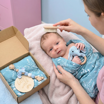 Neugeborenen Geschenkbox – Häkel-Tier Rassel, Holzspielzeug, Musselin Decke & Schnullerkette