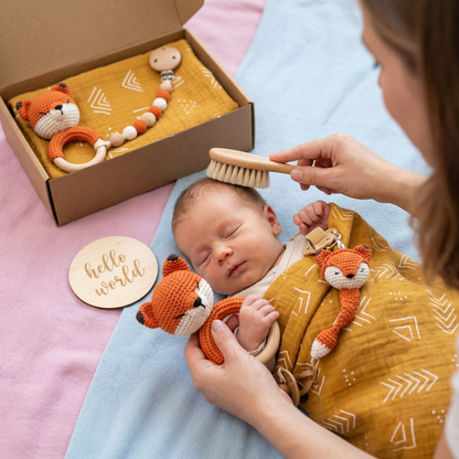 Neugeborenen Geschenkbox – Häkel-Tier Rassel, Holzspielzeug, Musselin Decke & Schnullerkette