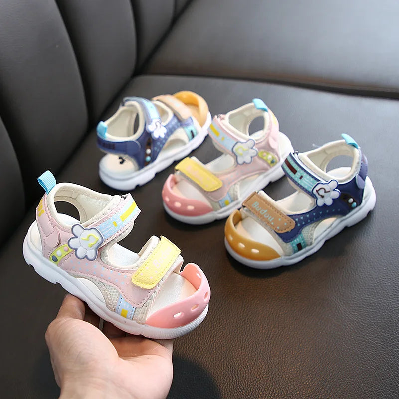 Sommerliche Sandabenteuer – Bunte Kindersandalen mit Klettverschluss