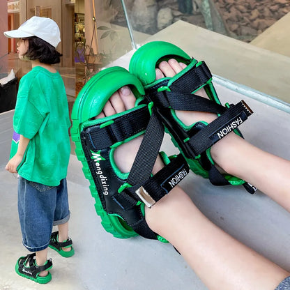 Trendige Kindersandalen mit Verstellriemen – In Pink und Grün für den Sommer