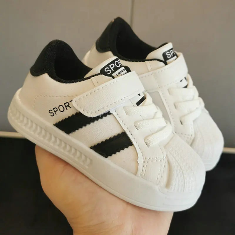 Sportliche Turnschuhe für Kinder – Bequeme Sneaker mit Klettverschluss