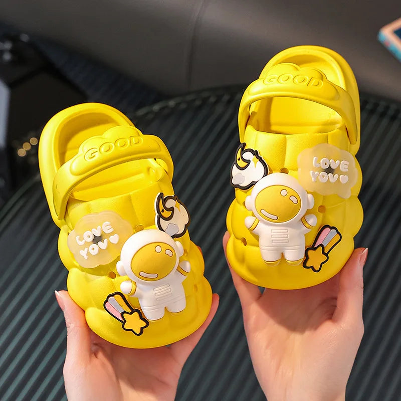 Lustiges Astronauten-Design Kinder-Hausschuhe mit 3D Aufklebern – Bequeme und Verspielte Schuhe