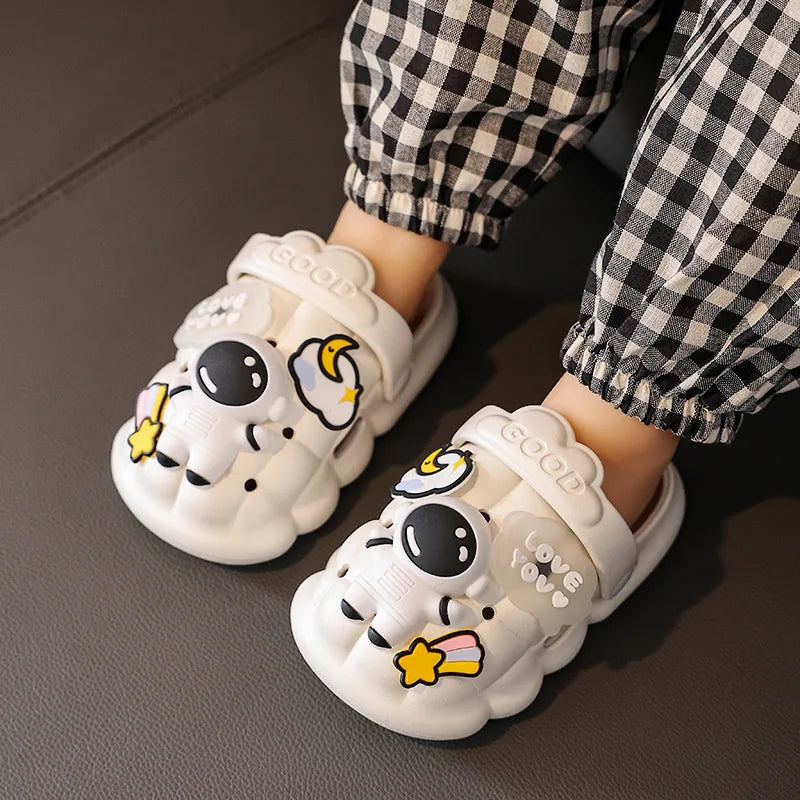 Lustiges Astronauten-Design Kinder-Hausschuhe mit 3D Aufklebern – Bequeme und Verspielte Schuhe