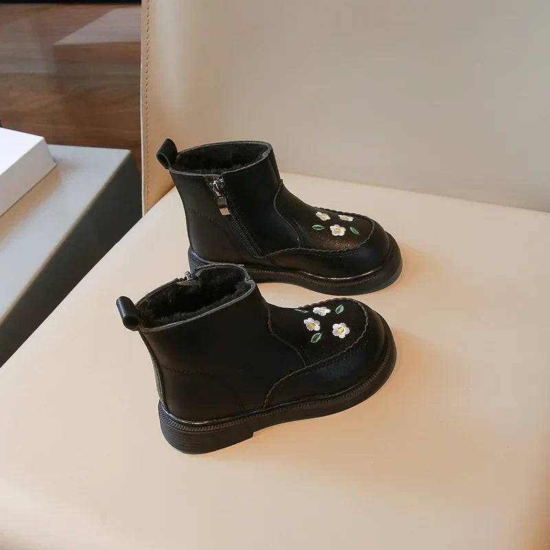 Warm & Bequem – Kinderstiefel mit Blumenstickerei und Reißverschluss