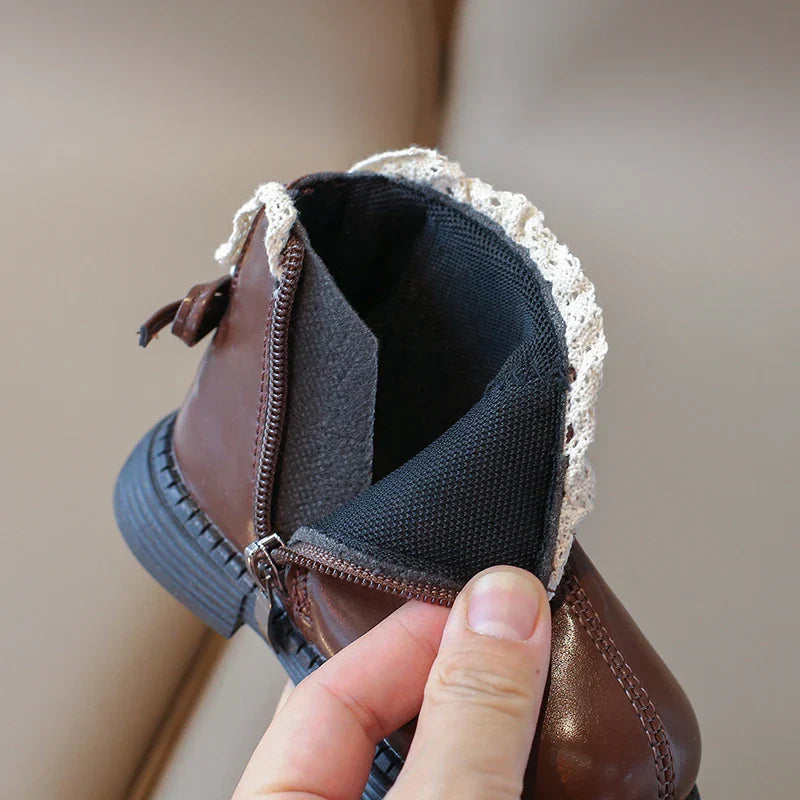 Warme Lederstiefel für Kinder – Klassisch und Bequem mit Rüschen